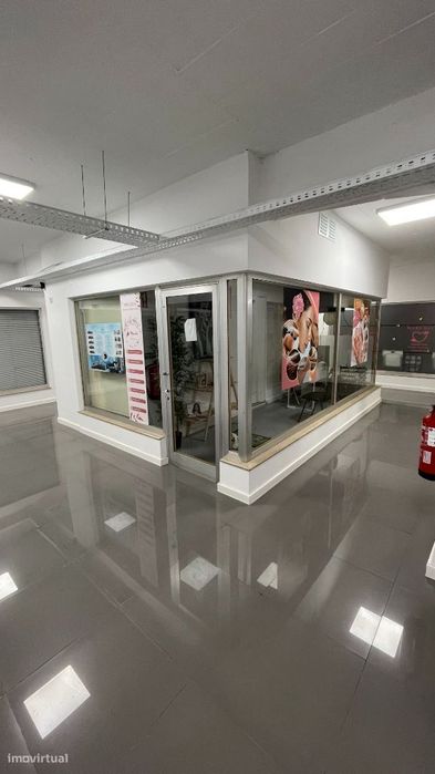 Loja Cova da Piedade (Almada) - frente aos CTT