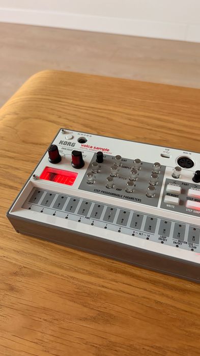 Аналоговий синтезатор Korg Volca Sample 2