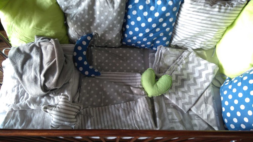 Łóżeczko dla dziecka z szufladą i pełnym wyposażeniem