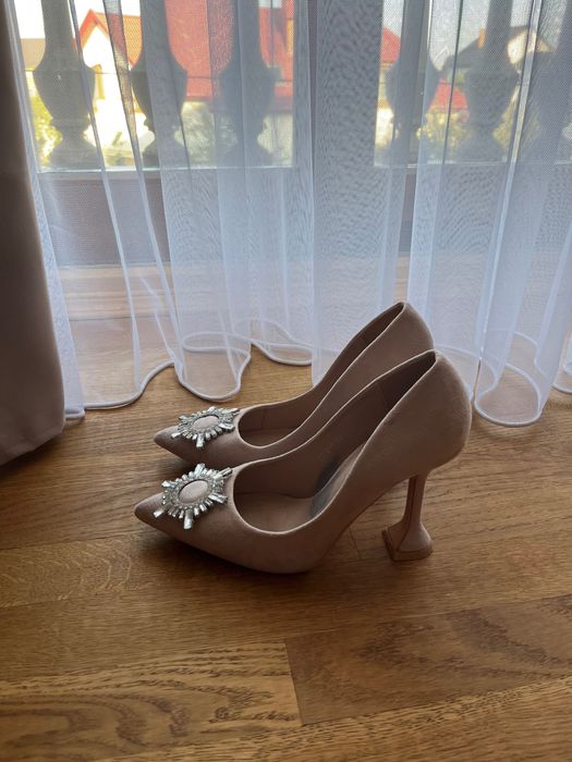 Туфлі з брошкою бежеві