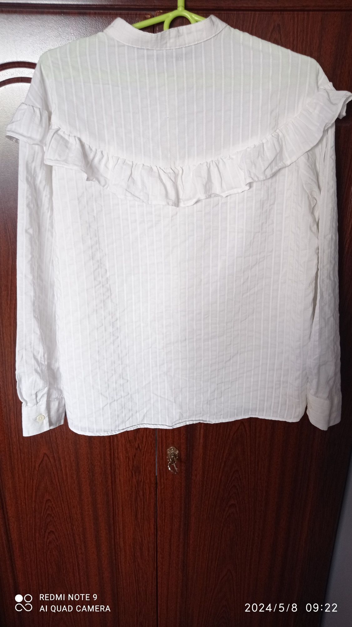 Bluza biała z falbanką marki Reserved, rozmiar XL