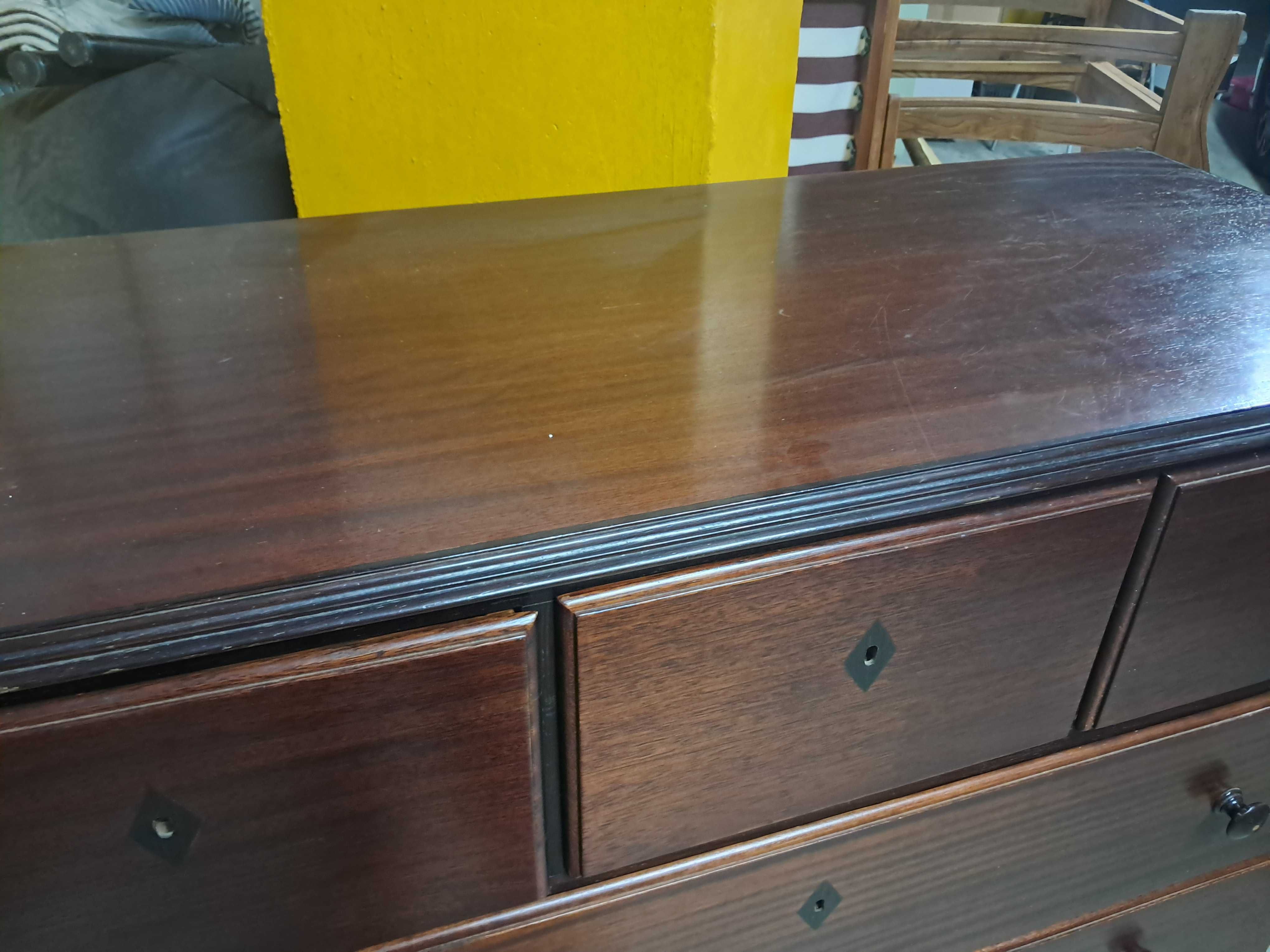 Vendo cómoda em madeira boa