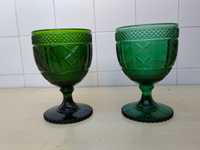 Duas taças antigas verdes de vidro
