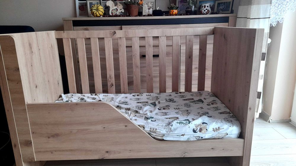 Łóżeczko i komoda z przewijakiem