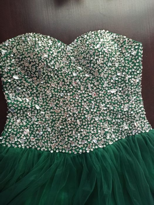 Przepiękna sukienka z gorsetem