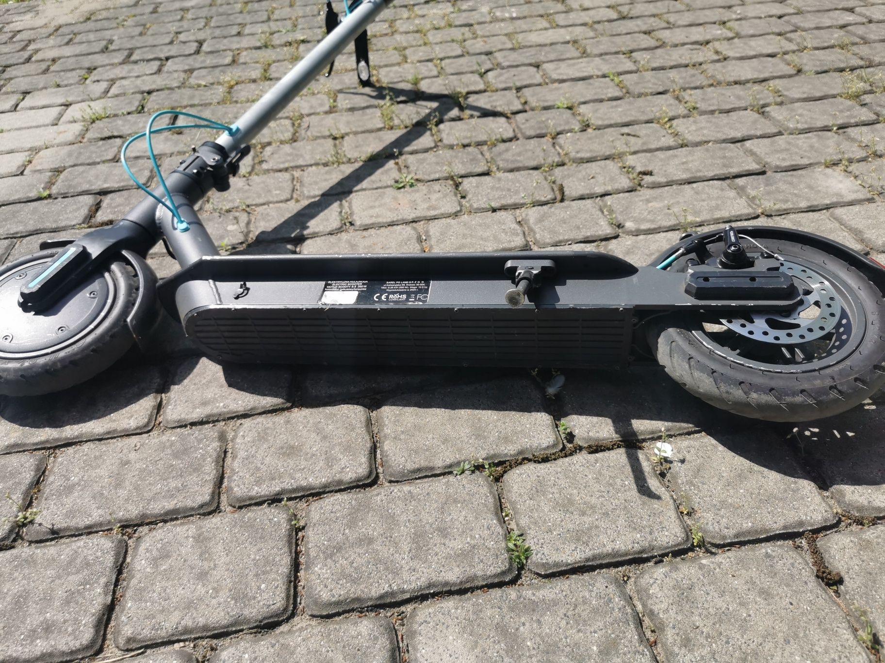 Hulajnoga elektryczna.