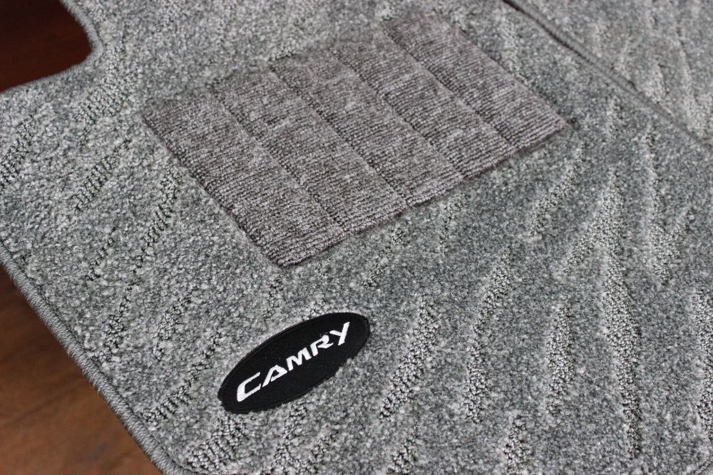 Оригинальный комплект резиновых новых ковриков на TOYOTA CAMRY-40