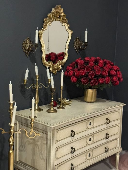 Bukiet czerwonych róż prezentuje się bardzo naturalnie