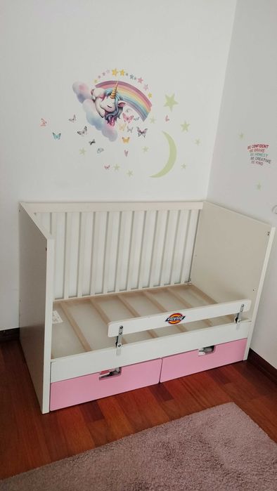 Berço Stuva IKEA com gavetas rosa