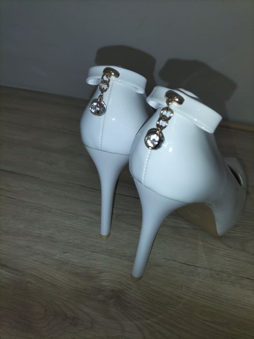 Туфлі  білі  весільні святкові  38.5