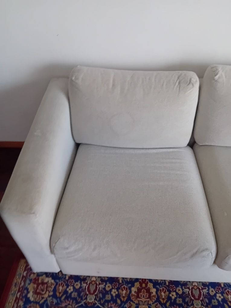 Sofá ikea com fronhas laváveis