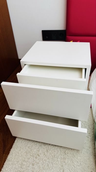 Cabeceiras de cama e cubos de arrumacao