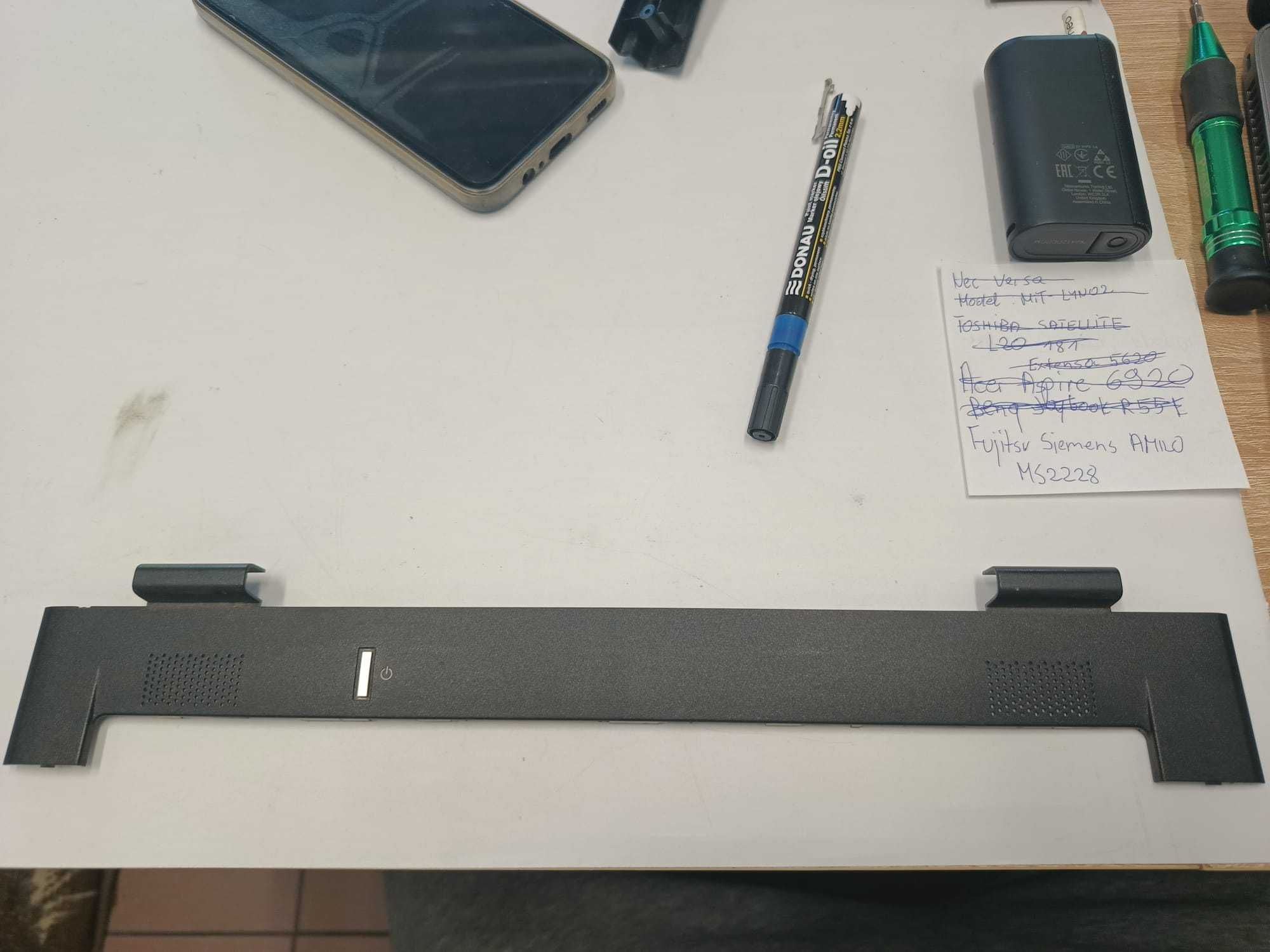 Zaślepka Palmrestu i zawiasów z przyciskiem do Fujitsu Amilo MS2228.