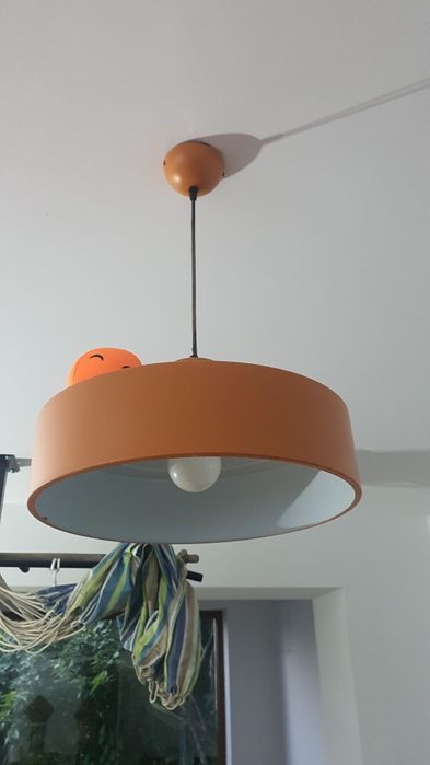 Metalowa pomarańczowa lampa kinkiet i wtedy stało się światło