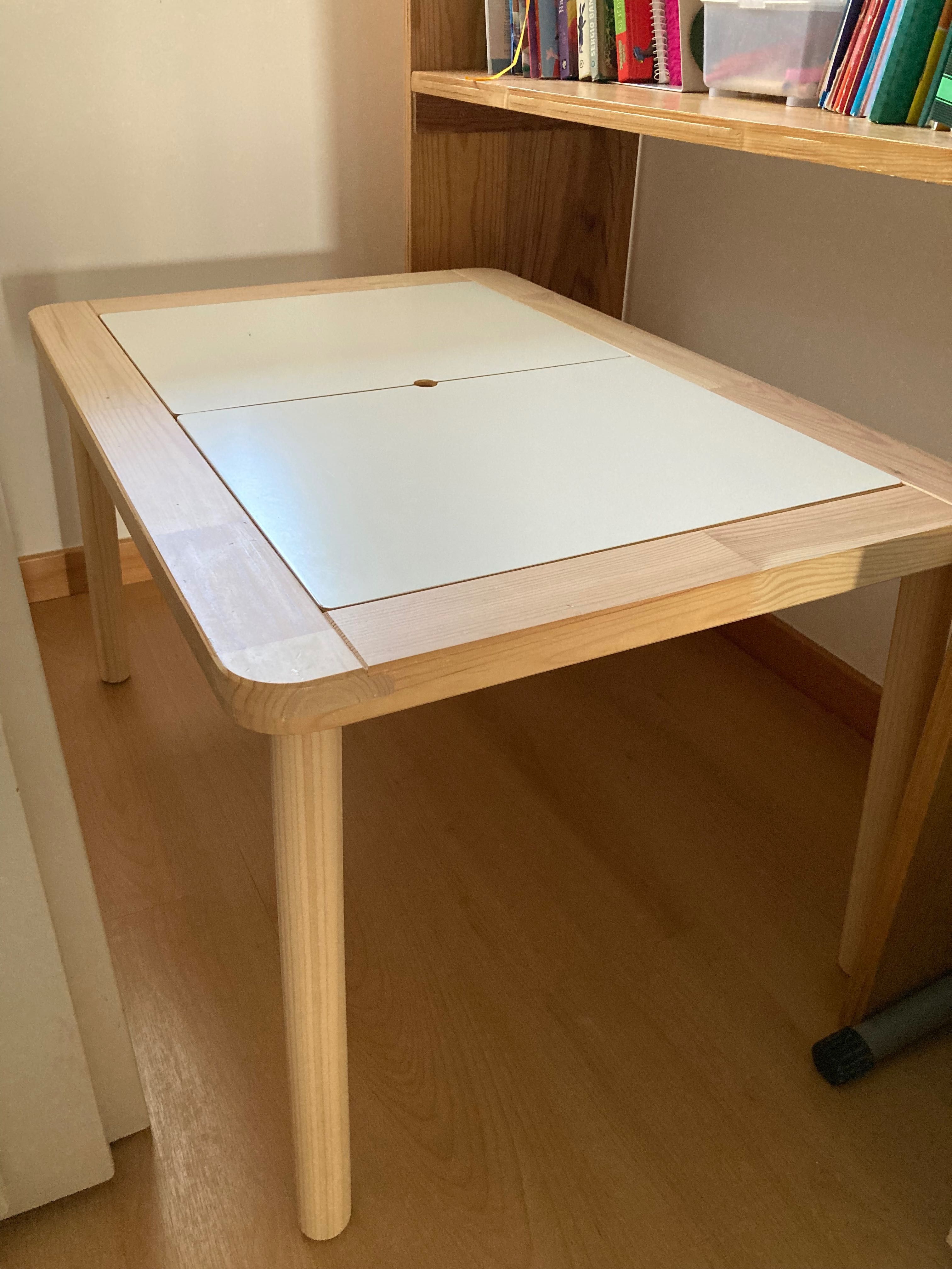 Mesa para criança com caixa de arrumação