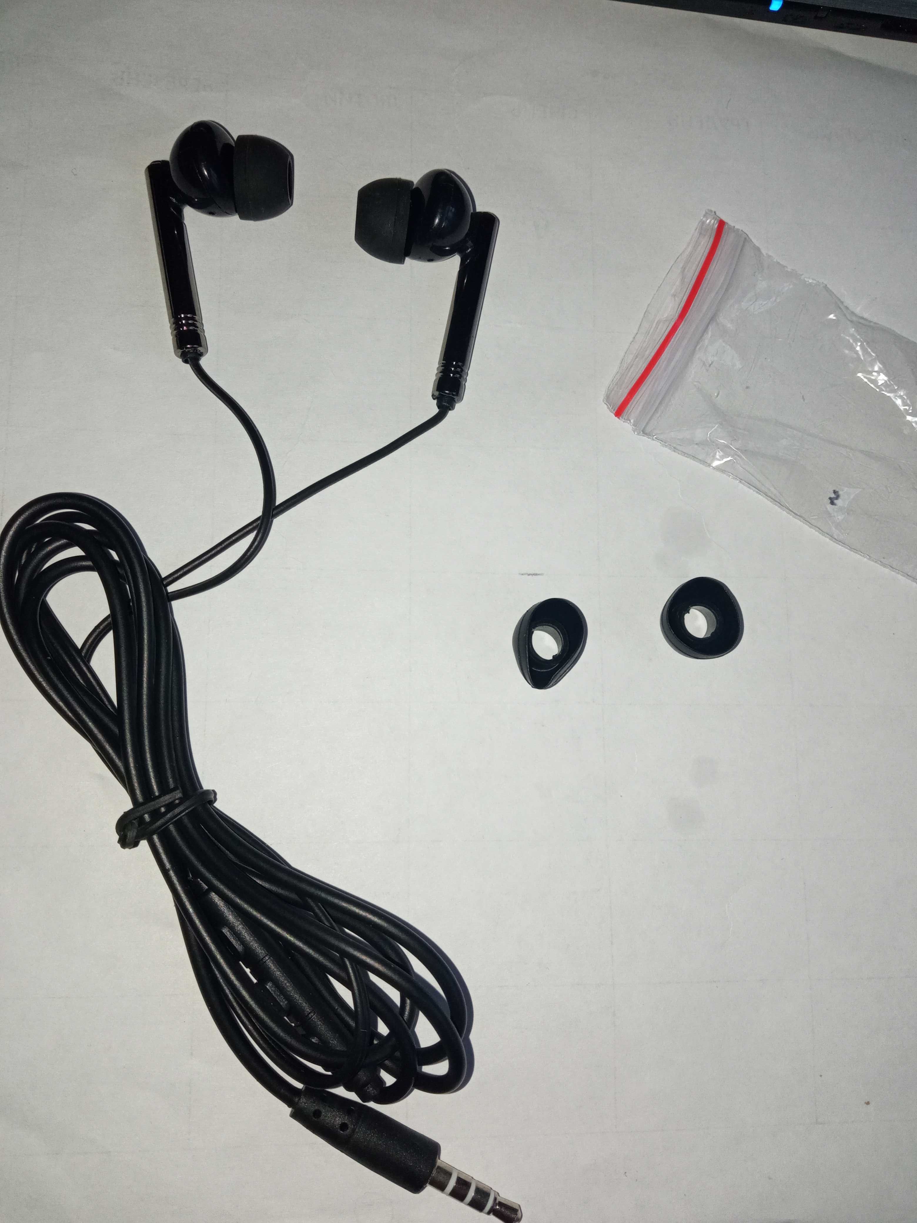Нові дротові навушники чорного кольору з запасними резинками