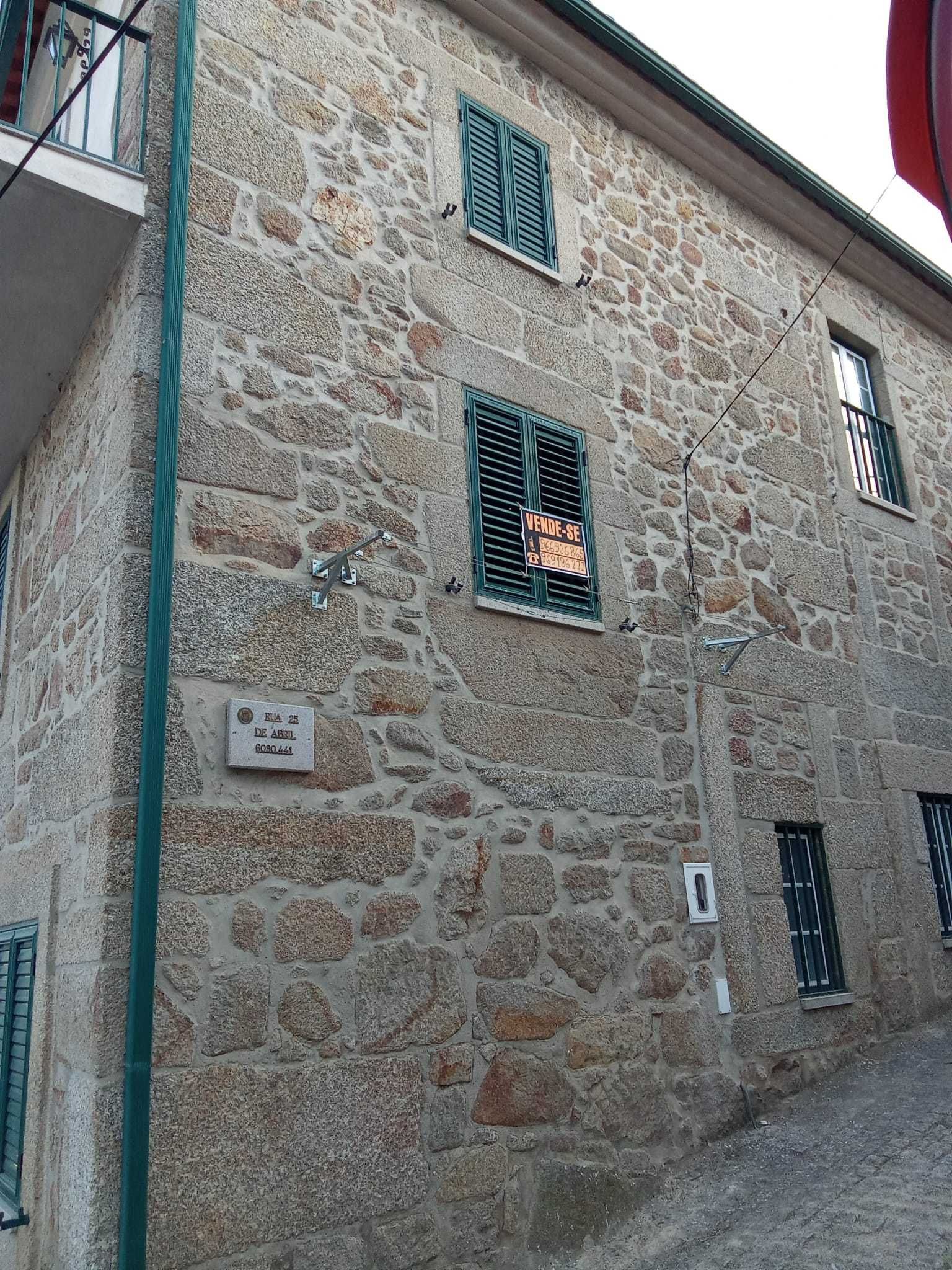 Casa T5, localizada em Pedrogão de São Pedro