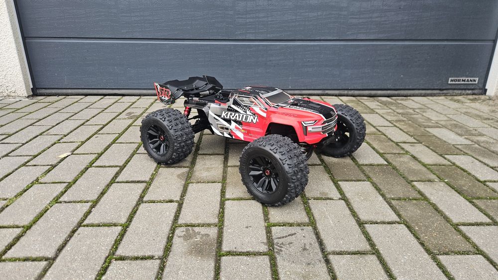 Model RC Arrma Kraton 6s