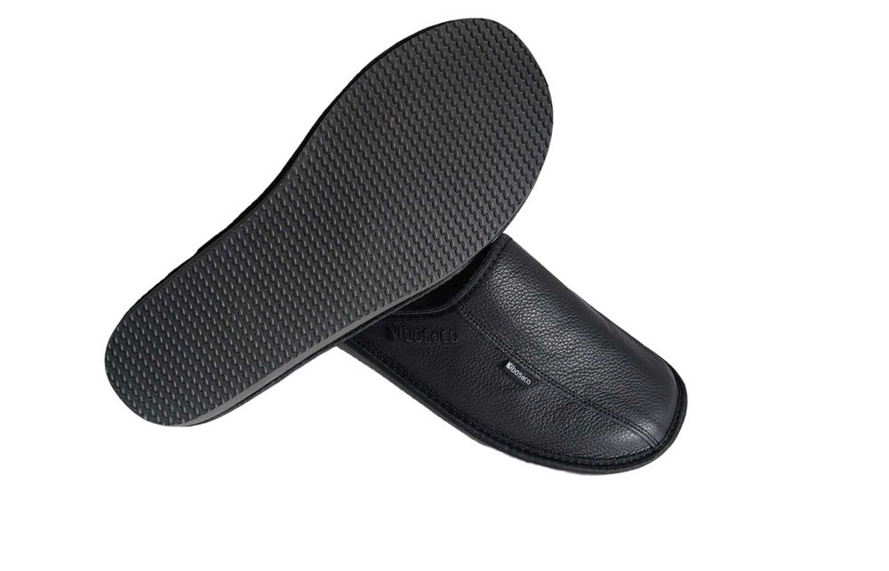 Pantofle męskie domowe ze skóry w kolorze czarnym z zakrytymi palcami.