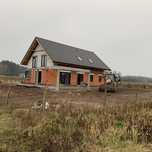 Nowoczesny dom piętrowy graniczący z łąkami i lasem w Tworogu