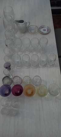 30 copos taças de vários tamanhos e cores novos e 2 pratinhos