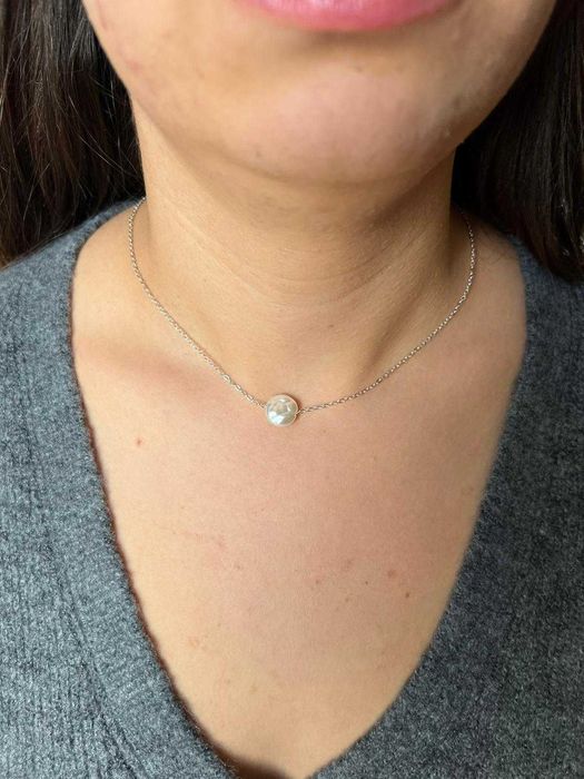 naszyjnik w kolorze srebrnym z białym kamyczkiem