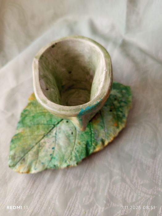 Doniczka ozdobna twarz buzia i liść rękodzieło beton