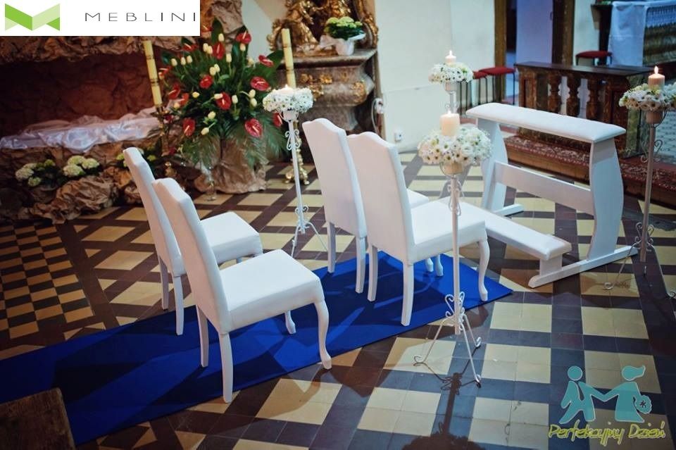 Meble ślubne biały klęcznik z 4 krzesłami pikowany