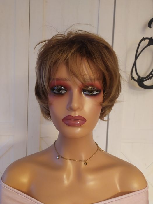 Peruka Pixie krótką jasny braz nr . 7