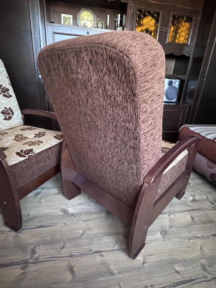Fotele z Kalwarii do salonu brązowe drewno