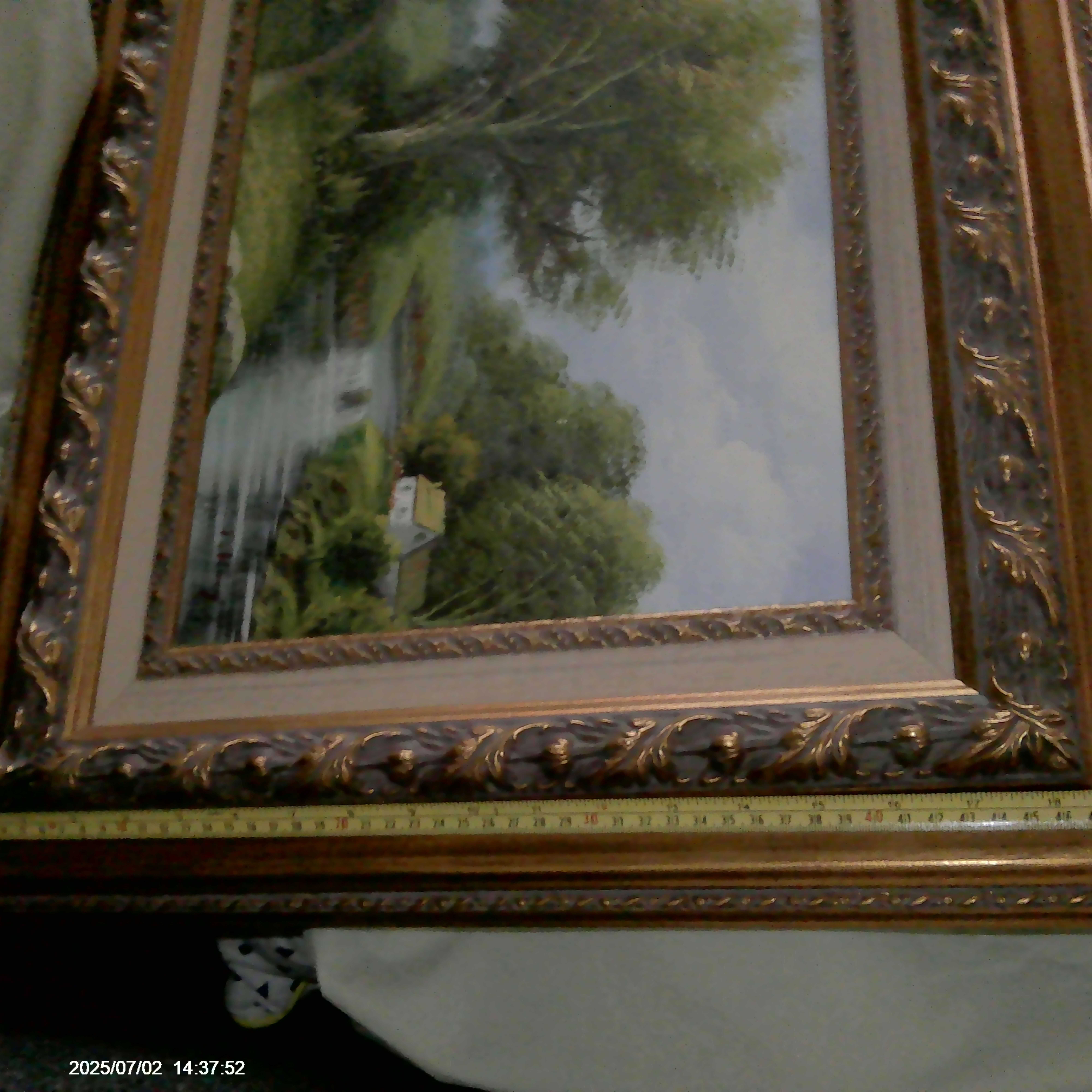 Quadro com moldura dourada