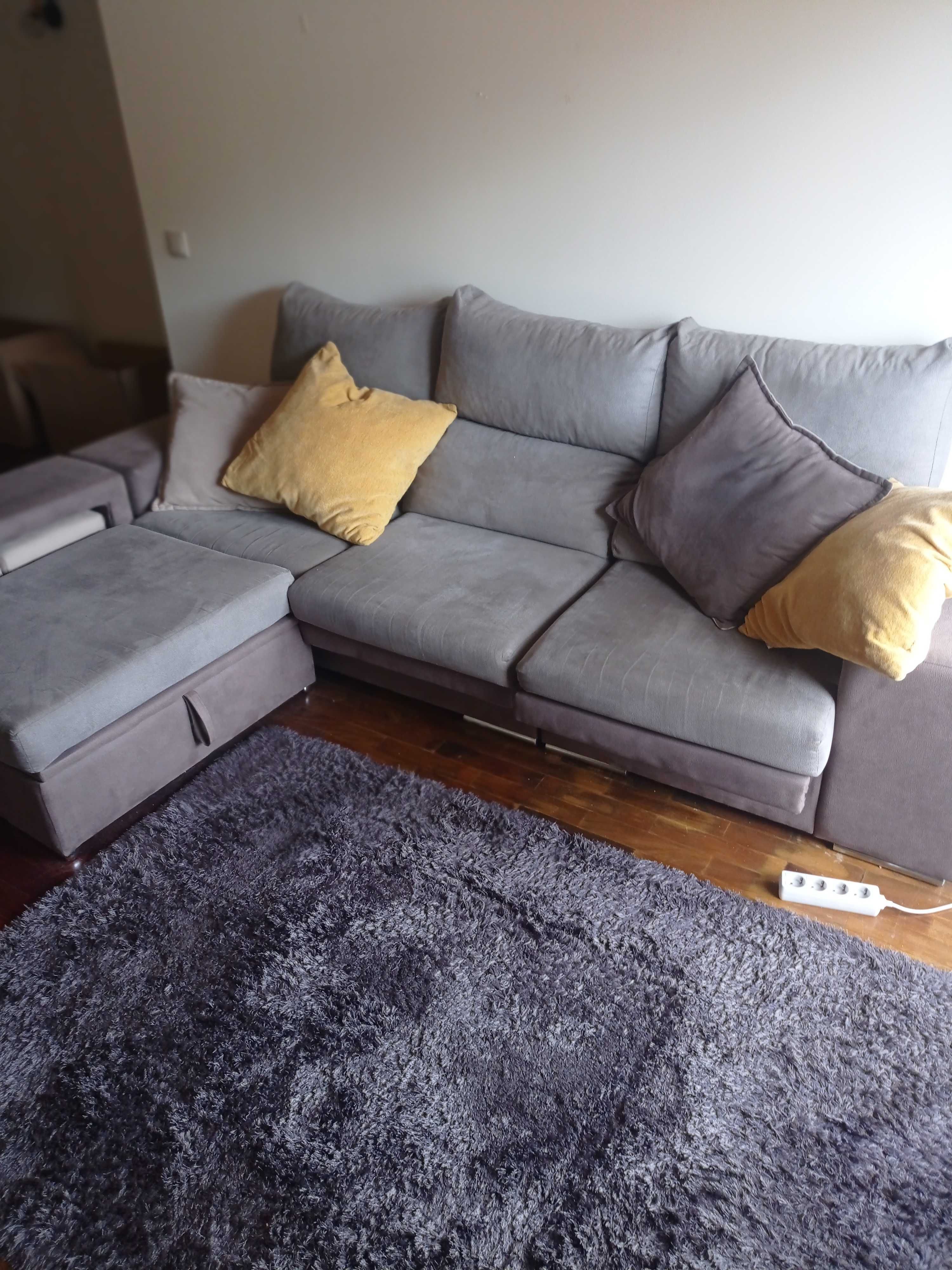 Sofá com chaise long reversível
