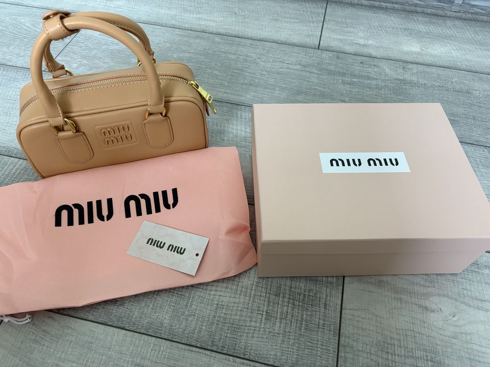Сумка MiuMiu бежевого кольору