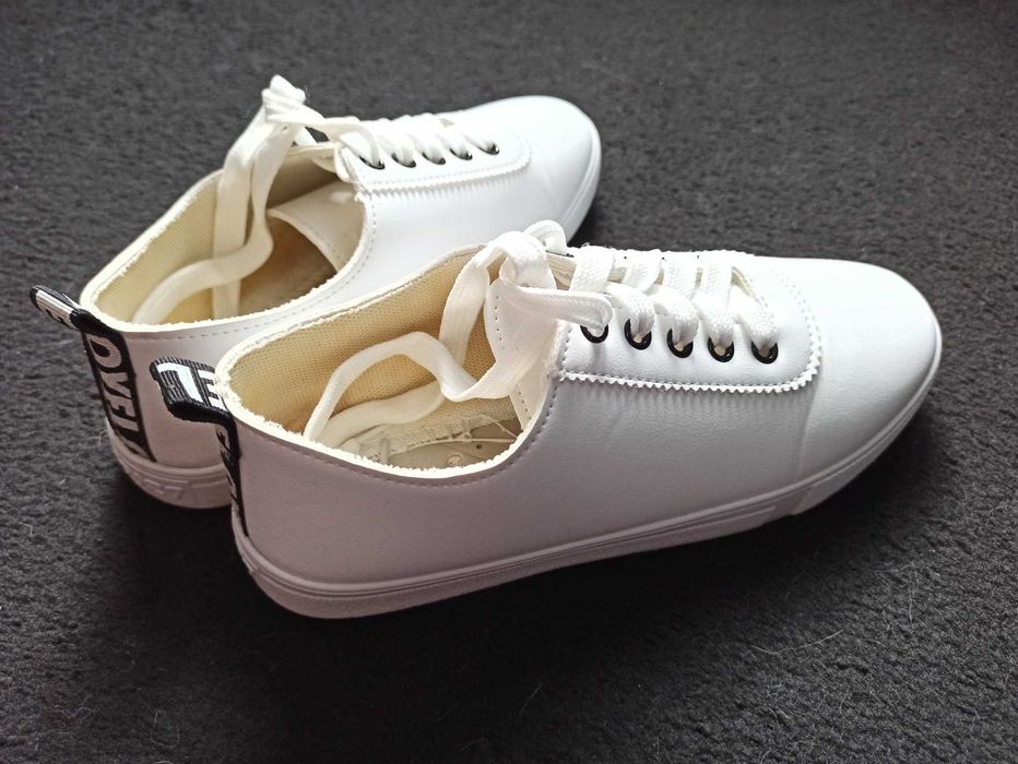 Białe sneakersy sztuczna skóra