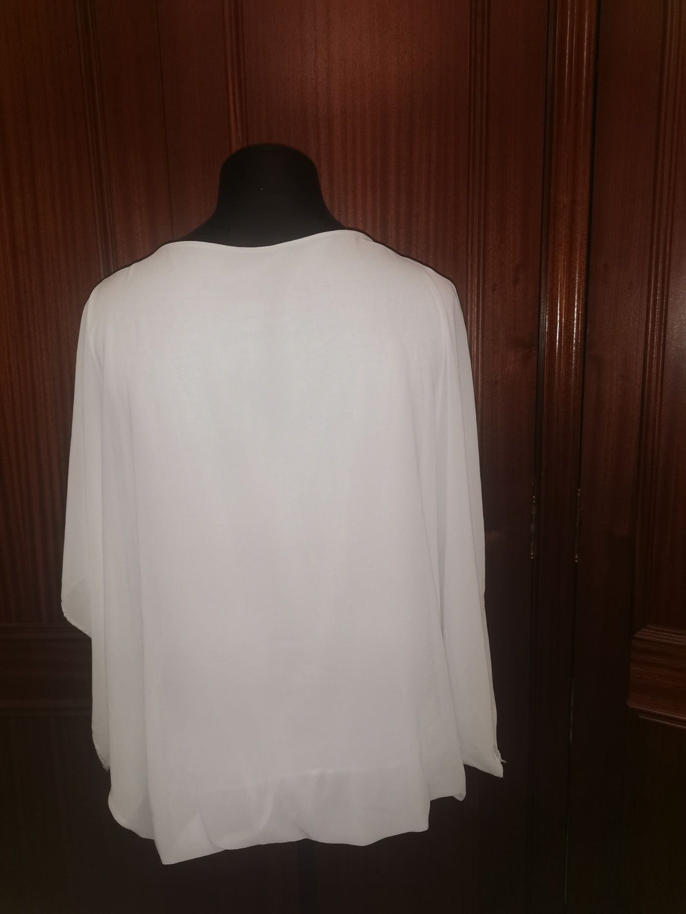 Blusa branca com corrente preta nova