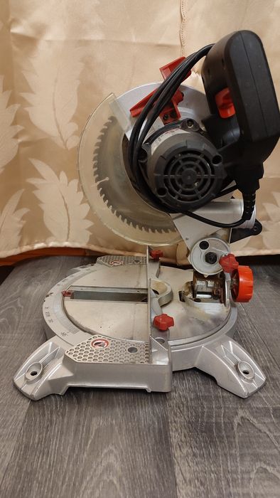 Пила торцовочная 210мм 1400ват 5500 об/мин Intertool