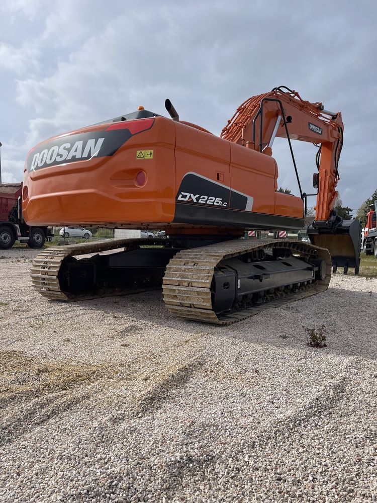 Escavadora / Giratoria Doosan 225 com 3 baldes e ripper Novos