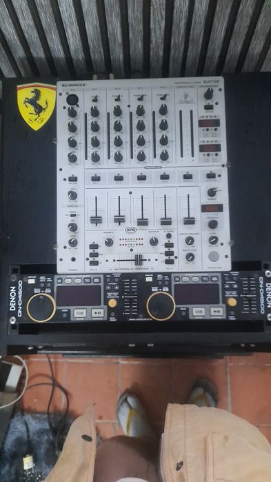 Leitor cds duplo Denon e mesa de mistura Behringer