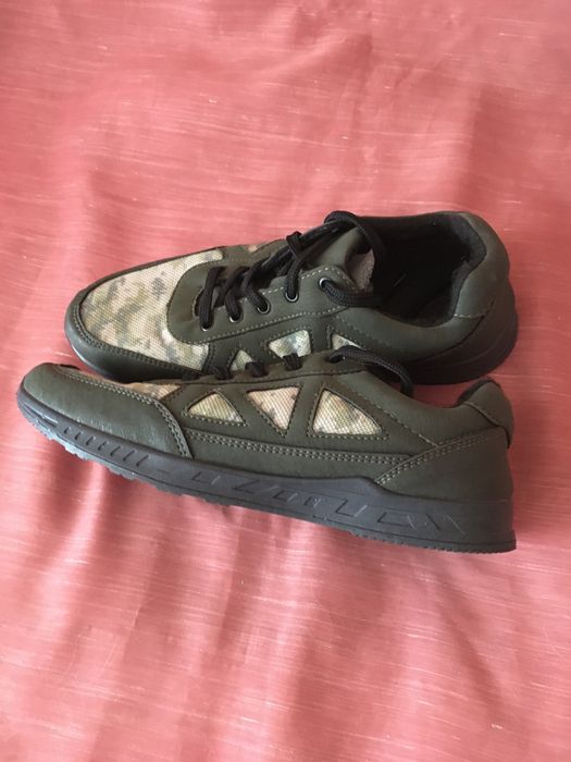 Військові кросівки