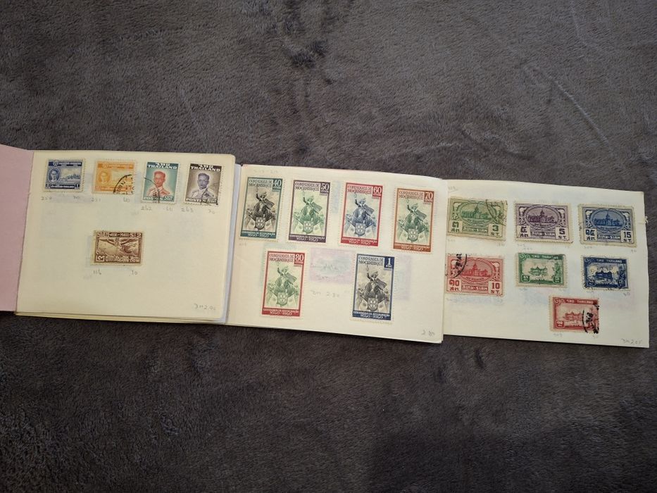 Trzy mini albumy ze znaczkami pocztowymi