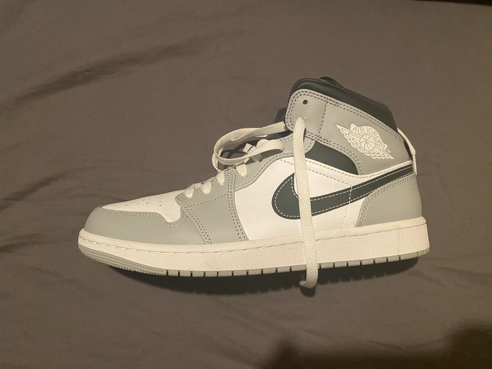 Air Jordan 1 mid smoke grey