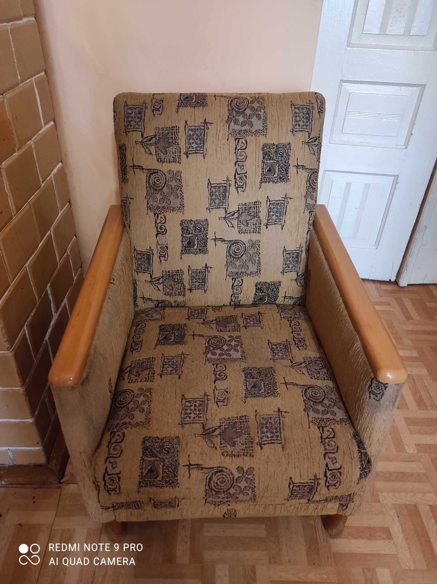 Dwa używane krzesła w dobrym stanie