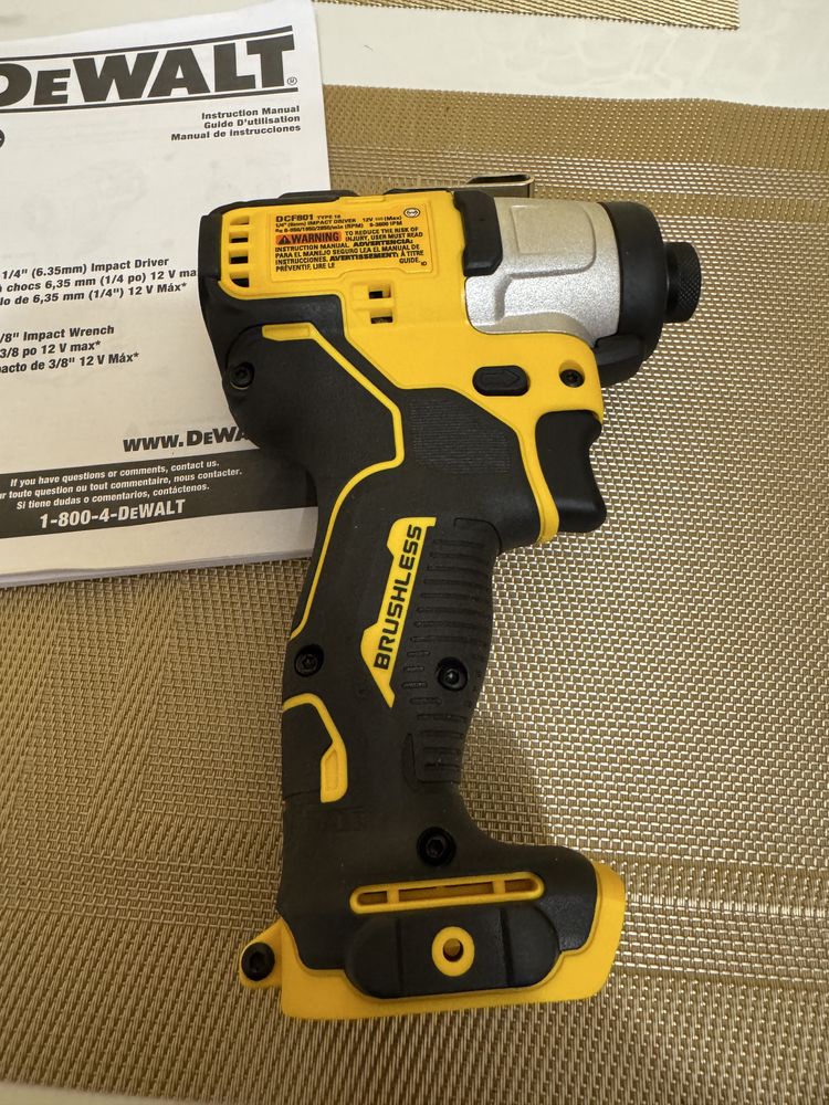 Ударний шуруповерт-гайковерт імпакт DeWALT DCF801 12V