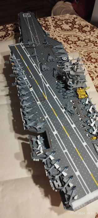 Sprzedam złożony model lotniskowca,,Enterprise"