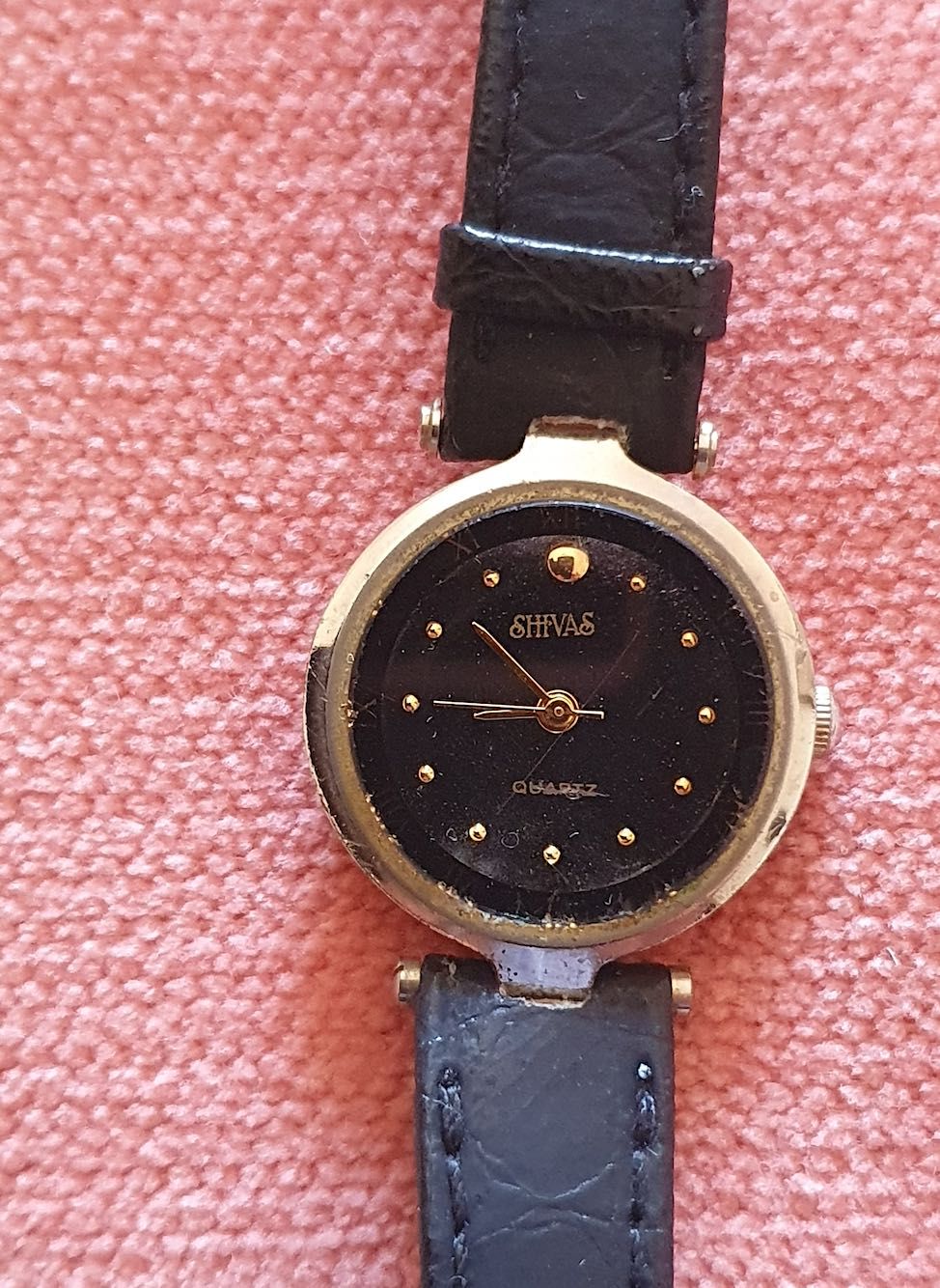 Relógio de pulso com pulseira em pele
