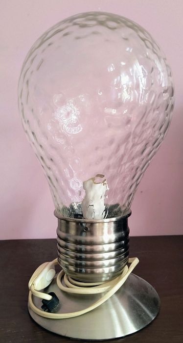 Lampka stołowa w kształcie żarówki