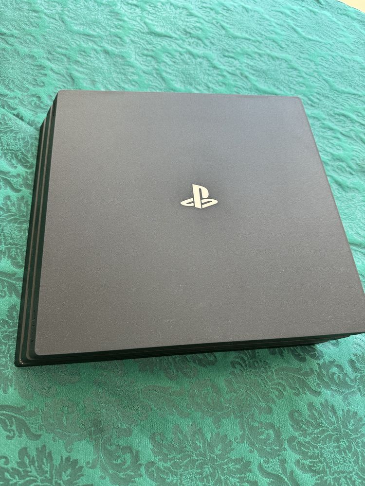 PS4 Pro 1 TB excelente estado
