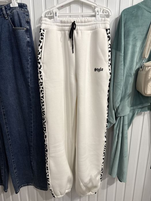 Білий спортивний костюм на флісі