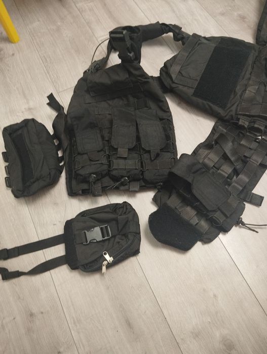 Плитоноска чорна. Матеріал кордура хороша якість.