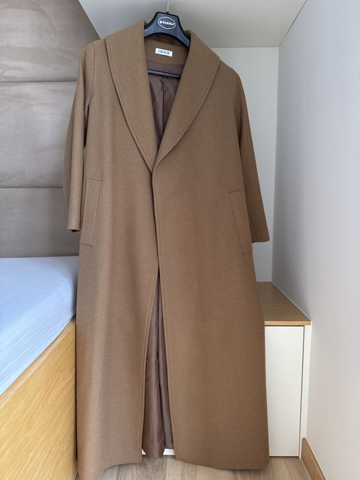 Wełniany płaszcz marki Edited model z szalowym kołnierzem 36 kamelowy